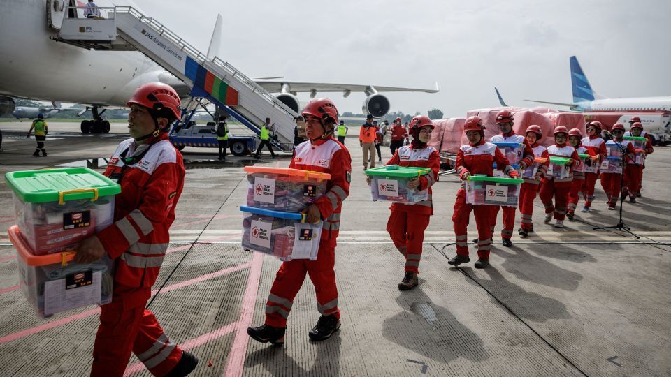 支援物資の入った容器を手にミャンマー入りするインドネシアの赤十字職員/Yasuyoshi Chiba/AFP/Getty Images