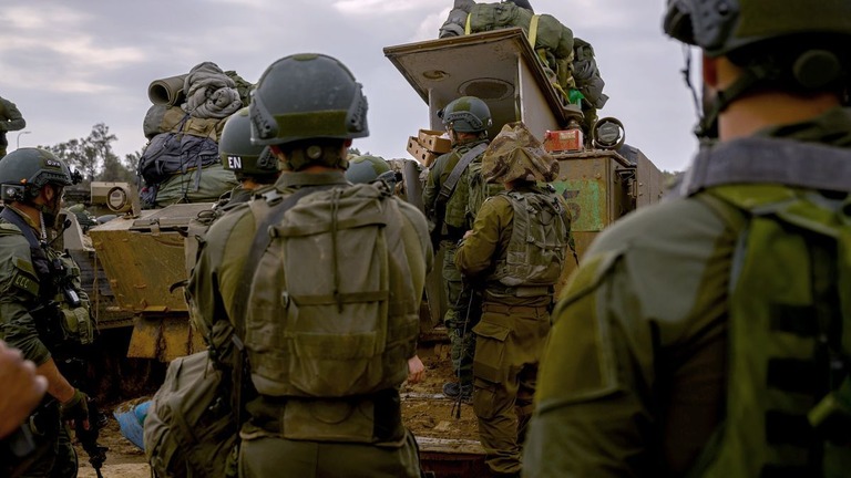 イスラエル南部でガザへの入境準備を整えるイスラエル軍の予備兵ら＝２０２３年１２月/Alexi J. Rosenfeld/Getty Images