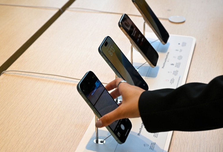 アップルストアでｉＰｈｏｎｅ　１６シリーズを手に取る人々＝２４年９月２０日、米カリフォルニア州/Tayfun Coskun/Anadolu via Getty Images via CNN Newsource