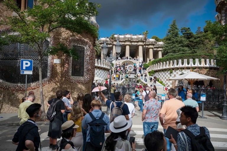 ガウディが設計したバルセロナのグエル公園。観光客であふれる名所の一つだ/Josep Lago/AFP/Getty Images