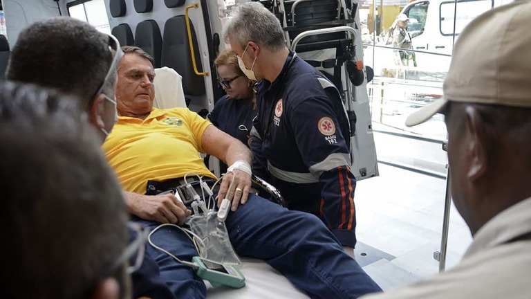 救急車で病院に到着したボルソナーロ前大統領＝１１日/Magnus Nascimento/AFP/Getty Images