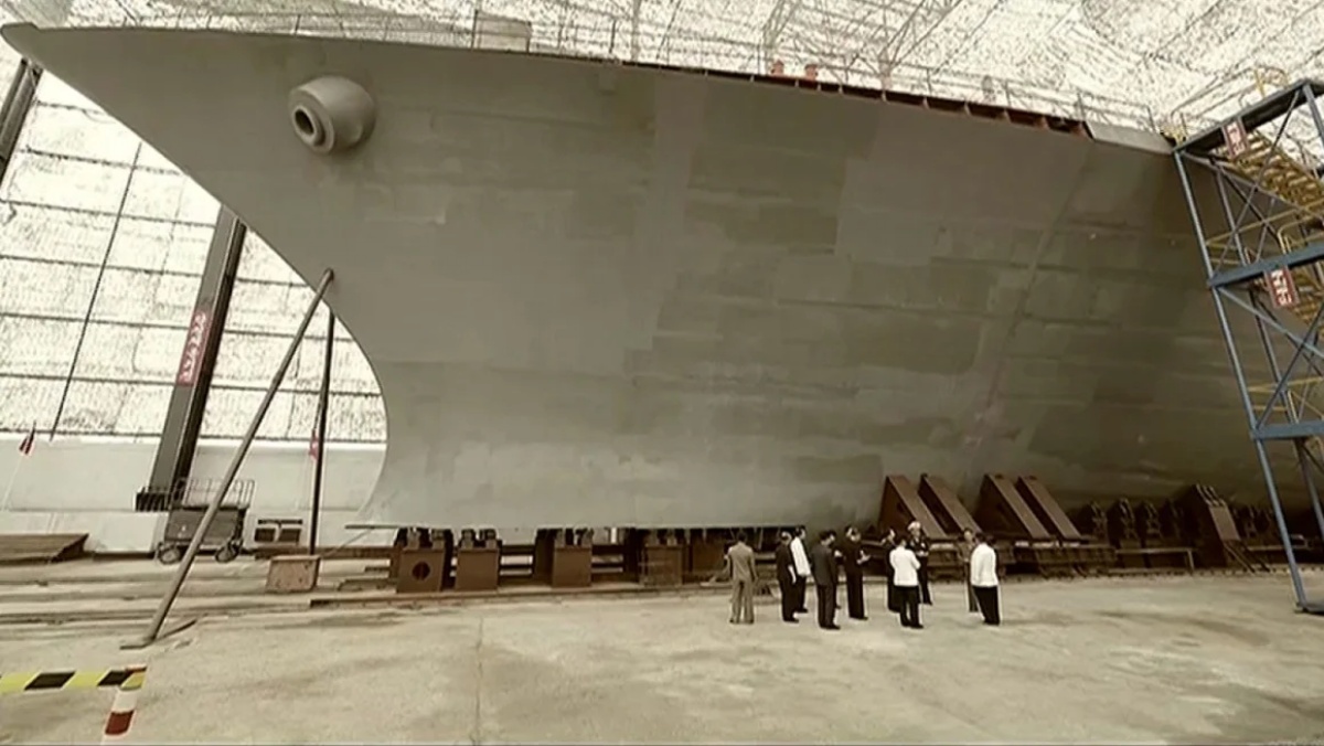 金正恩(キムジョンウン)総書記は昨年後半、新たな軍艦の建造を視察した。画像は朝鮮中央テレビが放映したもの/Korean Central TV