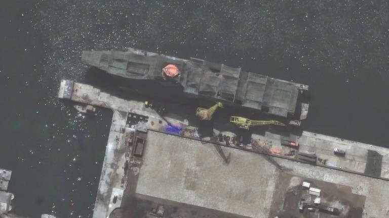 北朝鮮は西部にある南浦造船所で同国史上最大規模になるとみられる軍艦を建造していることが衛星写真でわかった/Maxar Technologies
