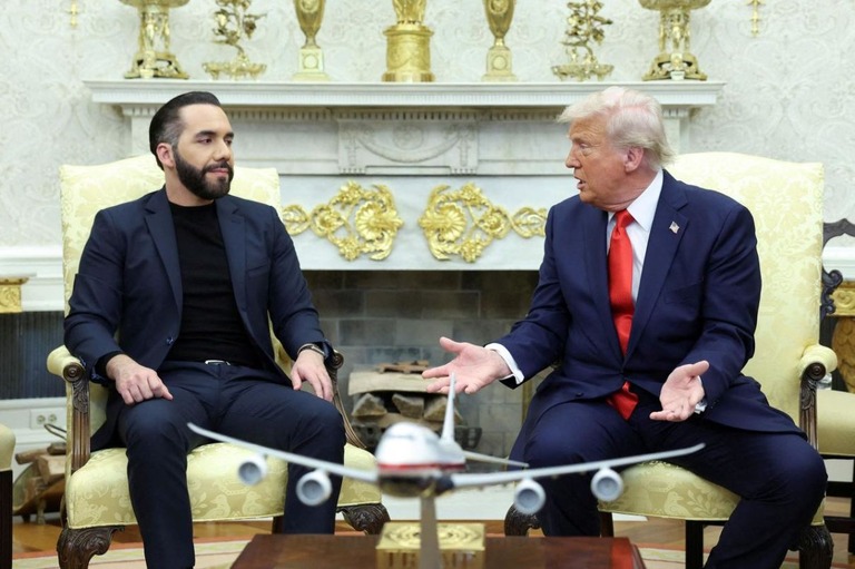 ホワイトハウスで会談するトランプ米大統領（右）とエルサルバドルのブケレ大統領/Kevin Lamarque/Reuters