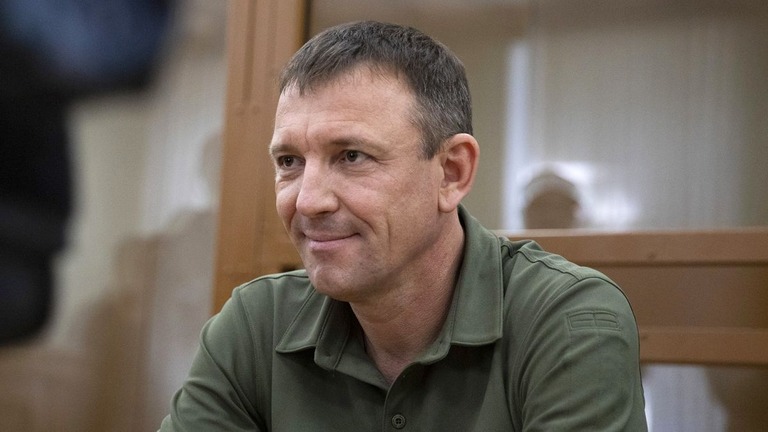 出廷したロシア軍第５８諸兵科連合軍の元司令官イワン・ポポフ少将＝２０２４年５月、ロシア首都モスクワ/AP