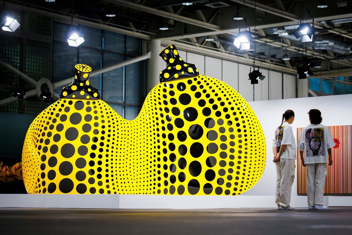 アート・バーゼルに出品された日本人アーティスト、草間彌生の作品＝２０２４年６月、スイス