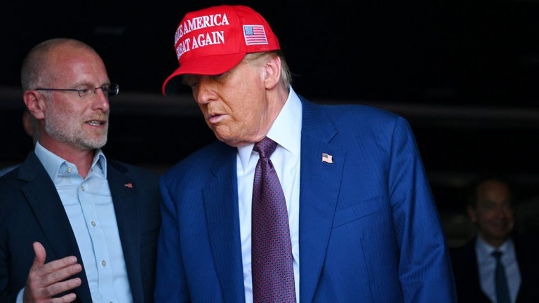 昨年、スペースＸのロケット打ち上げ時にブレンダン・カー氏と言葉を交わすトランプ氏/Brandon Bell/Pool/Reuters