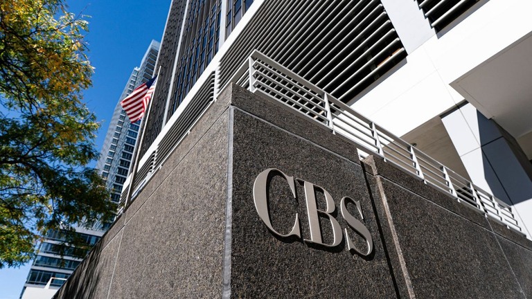 トランプ氏が報道番組の内容を巡り、連邦通信委員会にＣＢＳへの「懲罰」を促した/Al Drago/Bloomberg/Getty Images
