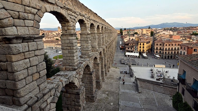 スペイン・セゴビアにある観光地のローマ時代の水道橋で、英国人男性が展望台から転落して死亡した/Oscar del Pozo/AFP/Getty Images