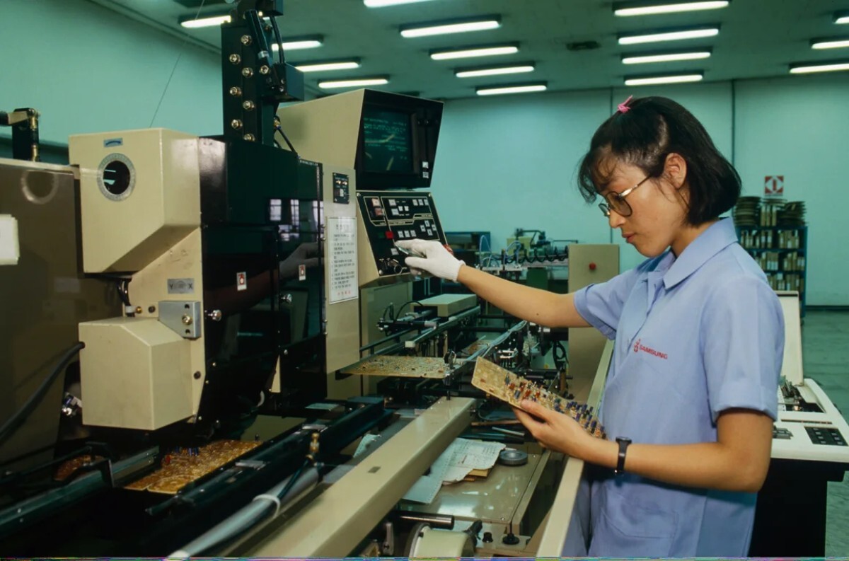 コンピューターやテレビの製造工場で電子部品をテストする工場労働者=1987年7月13日/Patrick Robert/Sygma/CORBIS/Sygma/Getty Images