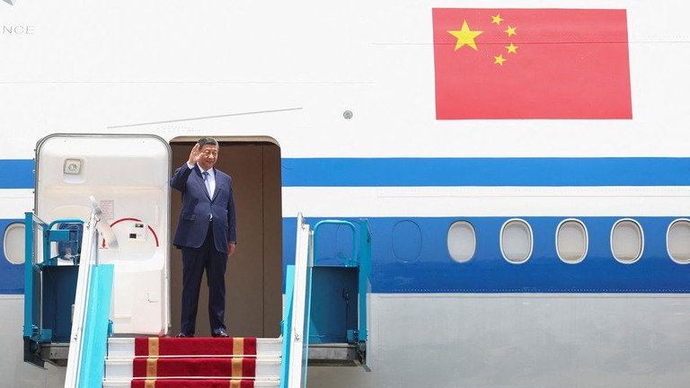 訪問先のベトナムで手を振る中国の習近平（シーチンピン）国家主席＝１４日/Athit Perawongmetha/Pool/Reuters