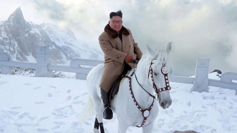 雪の白頭山で白馬にまたがる北朝鮮の金正恩（キムジョンウン）総書記＝２０１９年/KCNA/Reuters