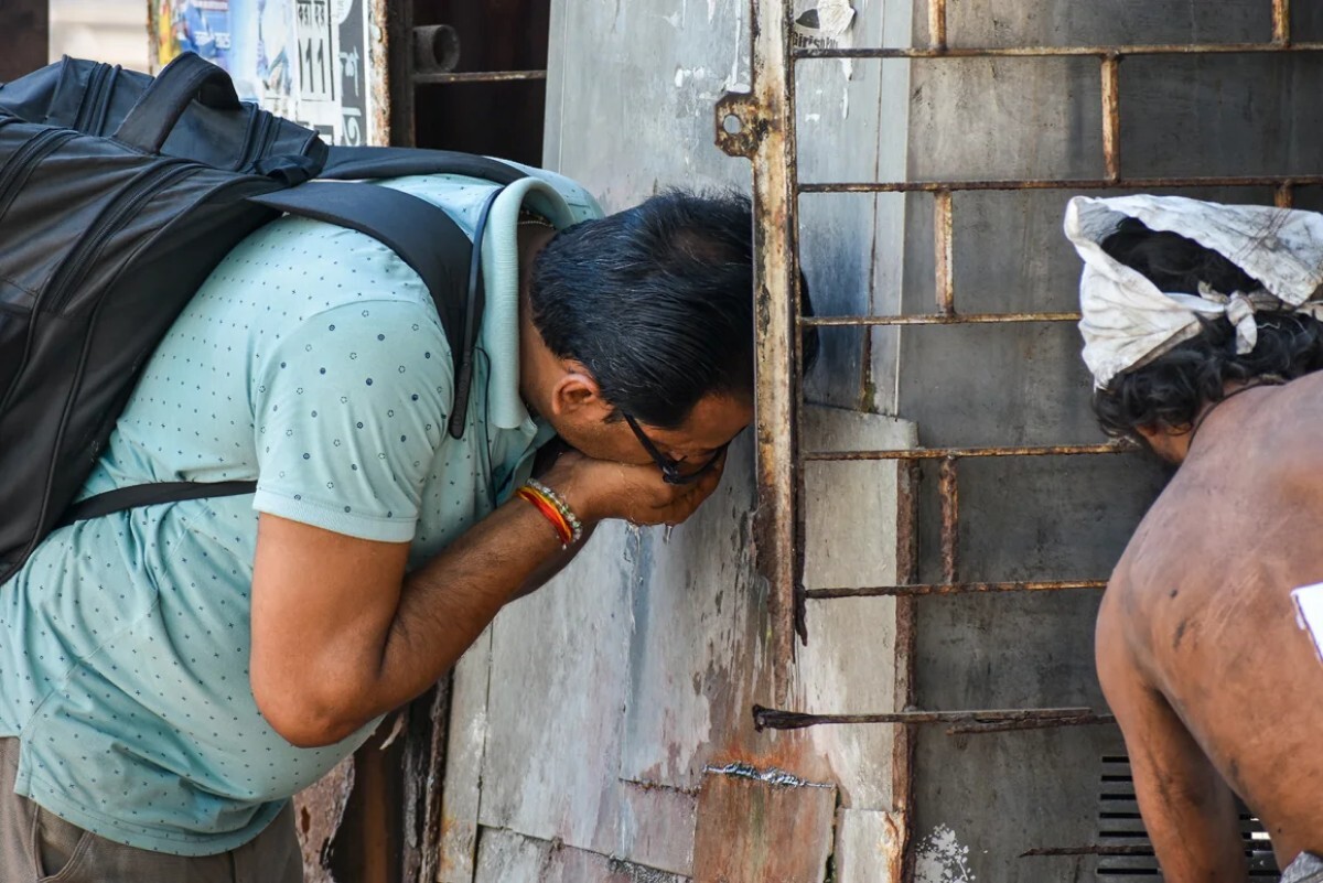 猛暑から逃れようと、公共の給水器から水を飲む人々=9日/Debarchan Chatterjee/NurPhoto/Getty Images