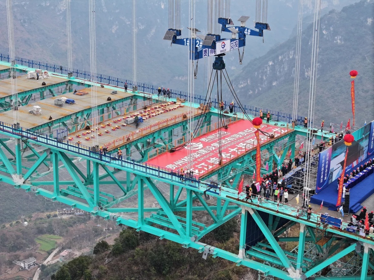 1月17日には花江峡谷大橋の主構造の完成を祝うセレモニーが行われた/Liu Xu/Xinhua/Getty Images