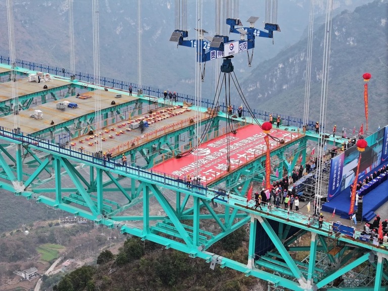 １月１７日には花江峡谷大橋の主構造の完成を祝うセレモニーが行われた/Liu Xu/Xinhua/Getty Images