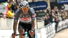 「石が顔面に直撃したよう」、レース中の自転車選手に観客がボトル投げつけ　その後警察出頭