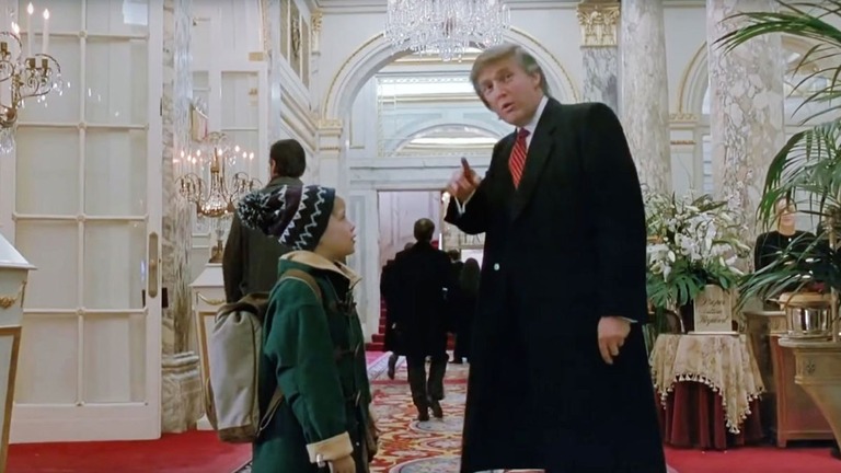 「ホームアローン２」のドナルド・トランプ氏の登場場面。クリス・コロンバス監督は「なくなってほしい」との心情を吐露している/Twentieth Century Fox/Everett Collection