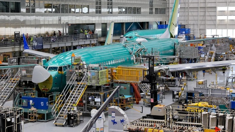 ワシントン州レントンの工場で組み立て中のボーイング７３７ＭＡＸ/Jennifer Buchanan/Pool/Reuters