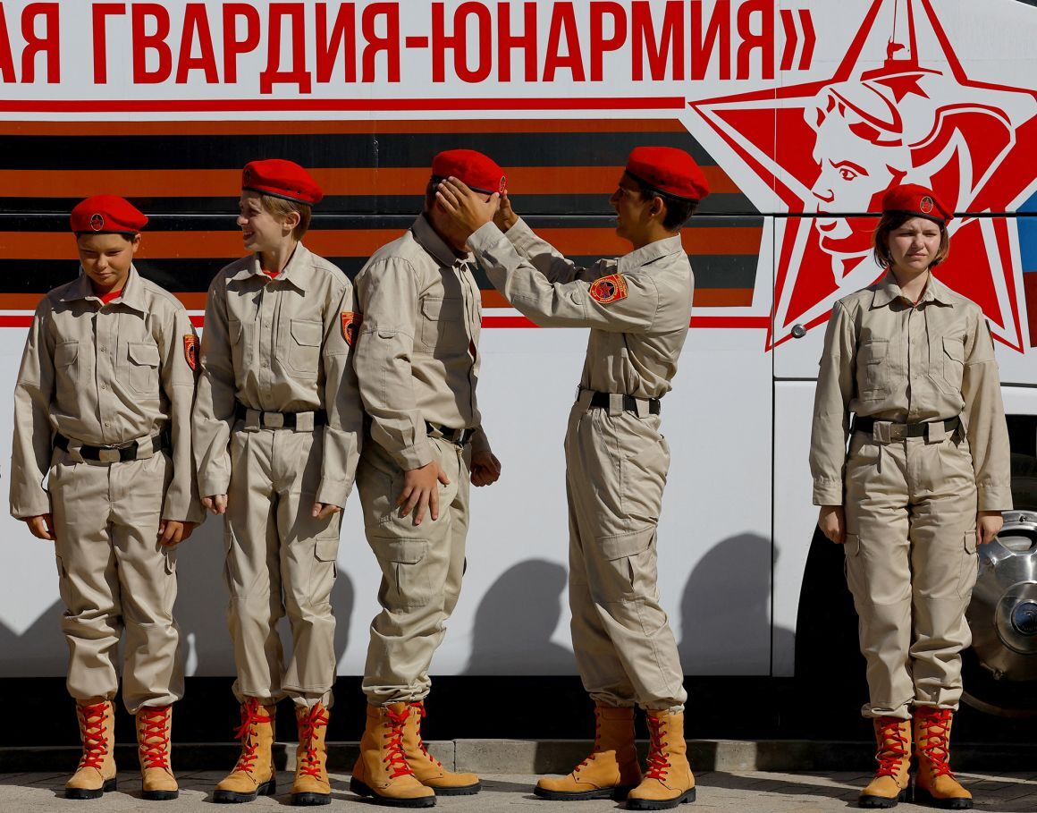 ロシア占領下のドネツクで行われた青年の入隊式=2024年9月/Alexander Ermochenko/Reuters