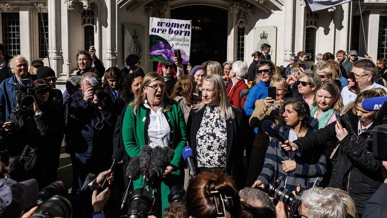 自分たちの訴えが裁判所で認められた喜びを語る英スコットランドの女性団体の関係者/Dan Kitwood/Getty Images
