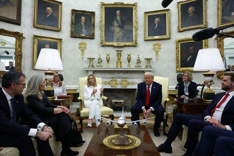 ホワイトハウスの大統領執務室で会談を行うイタリアのメローニ首相とトランプ米大統領＝１７日/Evelyn Hockstein/Reuters