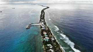 太平洋に浮かぶ島国ツバル。世界で最も隔絶された国の一つだ