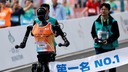人間とロボットがハーフマラソンで対決、中国で世界初の大会　結果はロボットの完敗