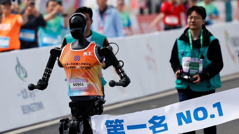 人型ロボットのハーフマラソンでゴールする「天工　Ｕｌｔｒａ」/Tingshu Wang/Reuters