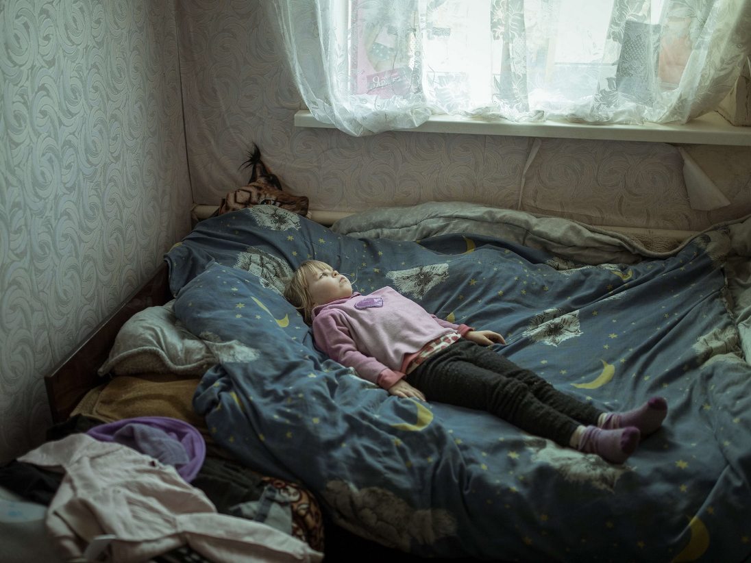 ロシアが侵攻したウクライナの前線の村から逃れてきた６歳少女。今は９５キロ移動した先の祖母の家で暮らす