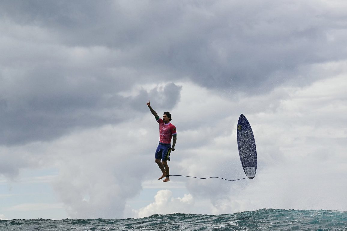 パリ五輪のサーフィン競技で驚異的なスコアを記録したブラジルのガブリエル・メジーナ選手＝仏領ポリネシアのタヒチ島