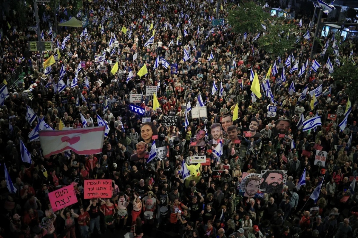 人質の解放を求めて、政府やネタニヤフ首相に対する抗議デモを行う人たち=3月、イスラエル・テルアビブ/Itai Ron/Reuters