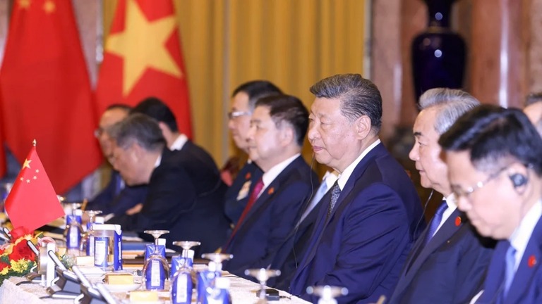 東南アジア３カ国の歴訪中にベトナムでの会談に臨む中国の習近平（シーチンピン）国家主席＝１５日/Minh Hoang/Pool/via Reuters