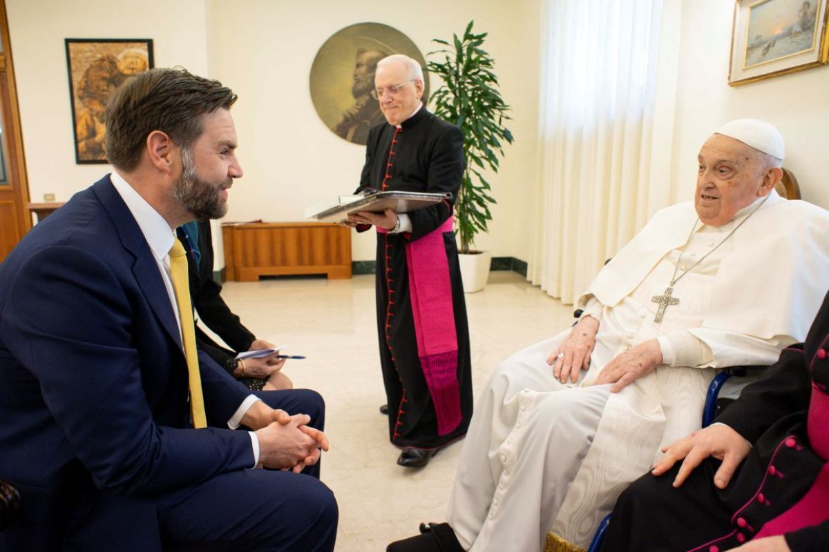 バンス米副大統領と面会するローマ教皇フランシスコ=20日/Divisione Produzione Fotografica/Vatican Media via Reuters