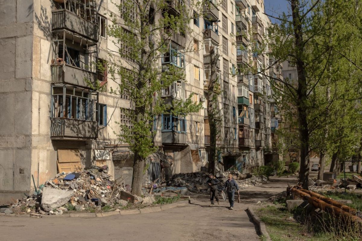 ロシア軍の空爆によって激しく損傷した建物=20日、ウクライナ東部ドネツク州/Roman Pilipey/AFP via Getty Images