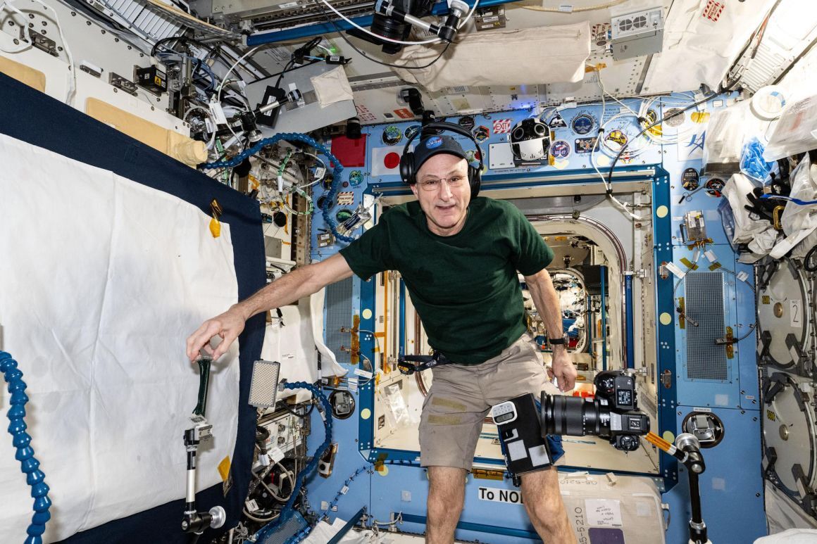ISSにある日本の実験棟「きぼう」での撮影のためカメラを用意するペティ氏/NASA