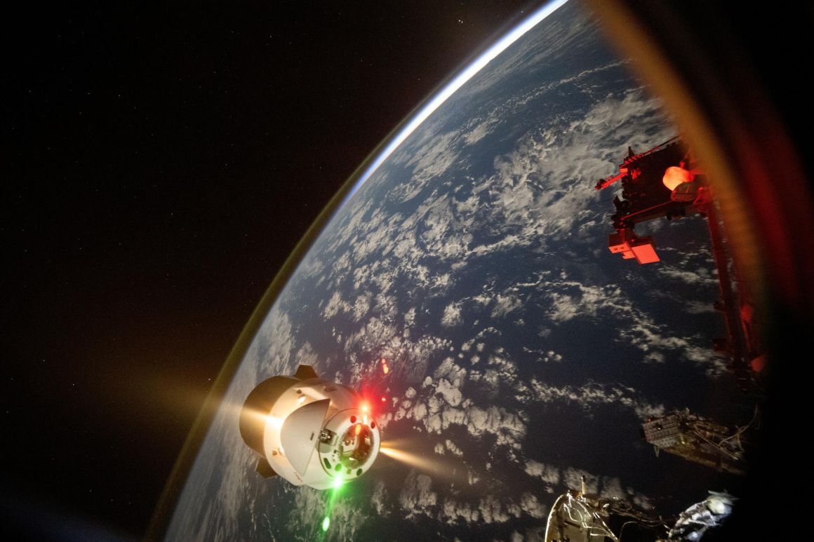 ドッキングを解除したスペースXの宇宙船がスラスターを噴射する様子/ Don Pettit/NASA