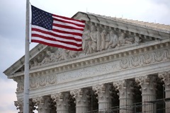 米最高裁の強制送還差し止め、政権が根拠とする「敵性外国人法」とは