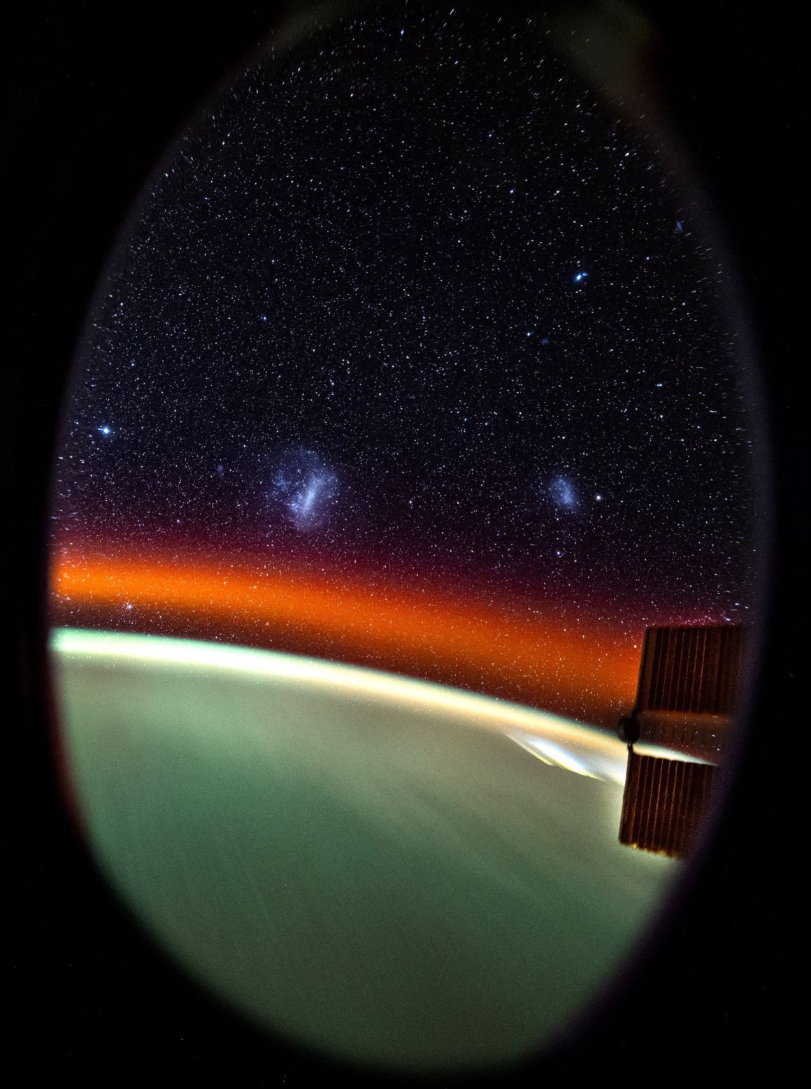 ISSに滞在する宇宙飛行士にとって、宇宙はただ暗いだけではなく、星も見えるという/Don Pettit/NASA