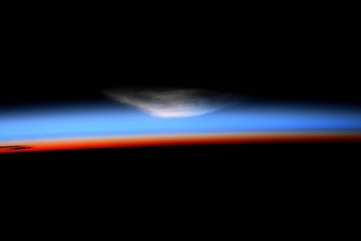 スペースXの無人宇宙船が空中分解して地球に落下する様子/Don Pettit/NASA