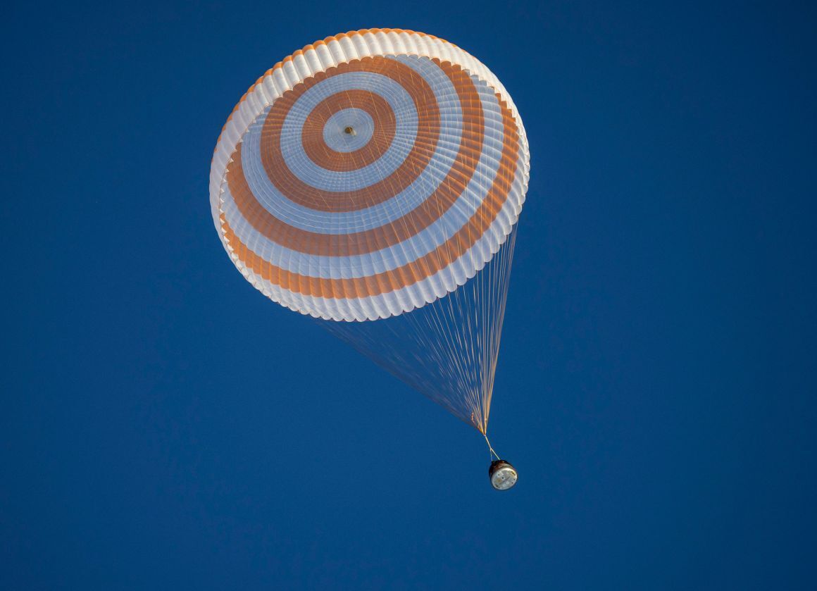 カザフスタンに着陸するペティ氏ら宇宙飛行士を乗せた宇宙船/Bill Ingalls/NASA