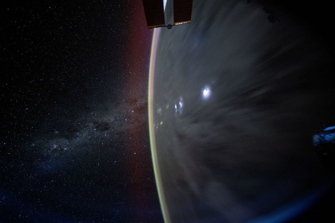 オーストラリア上空のISSから撮影。地球の向こう側に天の川が見える/Don Pettit/NASA