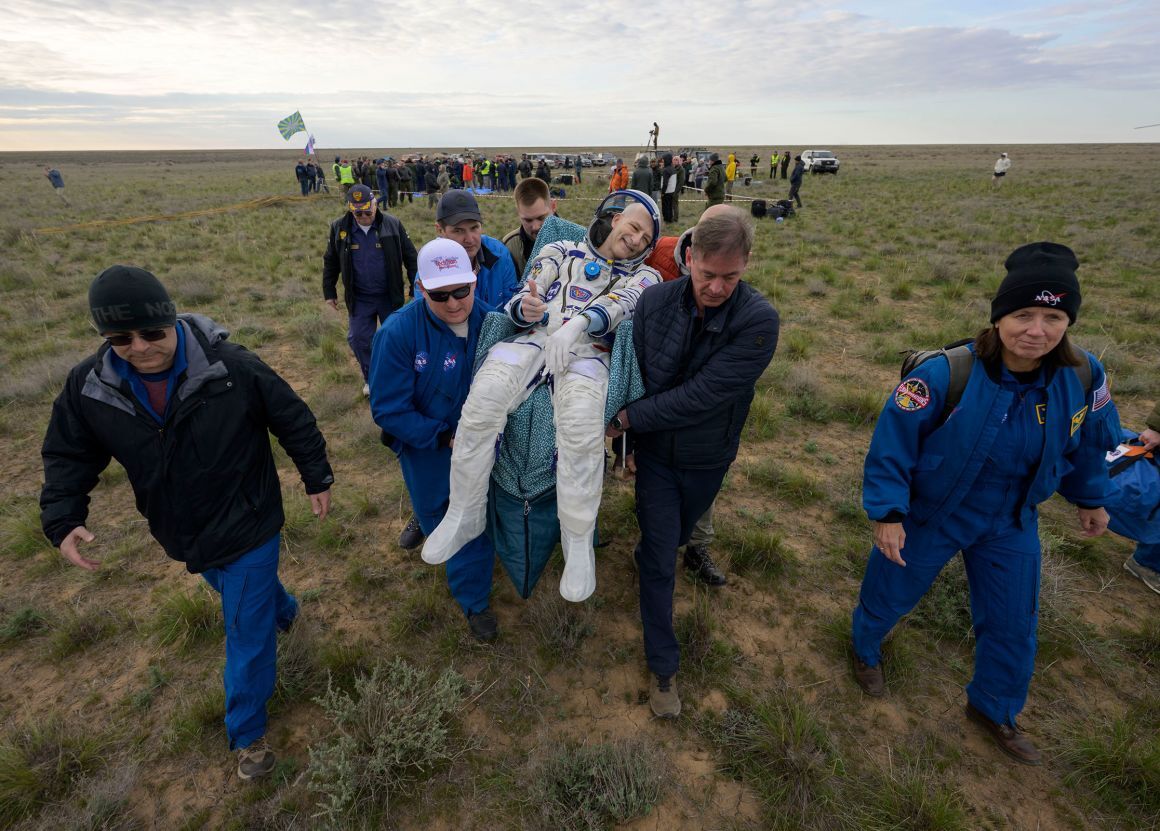 着陸してすぐに医療用テントに搬送されるペティ氏/Bill Ingalls/NASA