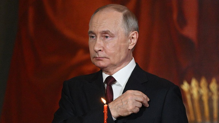 ２０日、モスクワの救世主ハリストス大聖堂で復活祭の式典に出席したプーチン大統領/Ramil Sitdikov/POOL/AFP/Getty Images