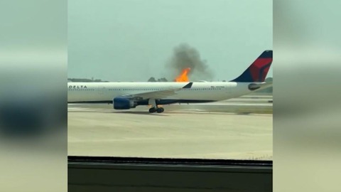 滑走路上で旅客機のエンジンから出火、緊急脱出スライドで乗客避難　米