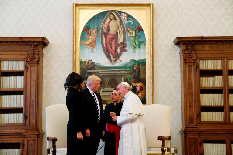 ２０１７年５月、バチカンでフランシスコ教皇（右）と言葉を交わすトランプ大統領夫妻/Evan Vucci/AFP/Getty Images