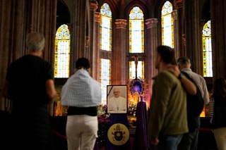 世界が追悼、ローマ教皇死去について分かっていること