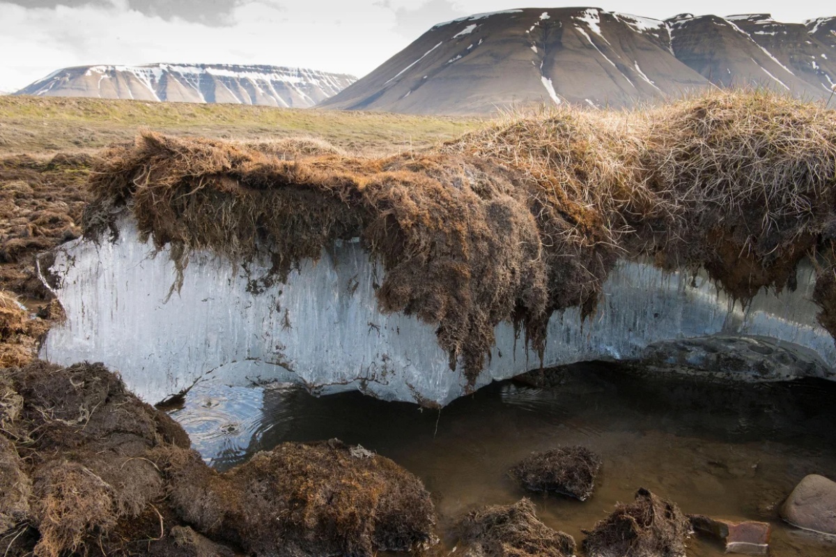 スバールバルでは温暖化により、永久凍土が溶け、建物やインフラが沈下したり不安定になったりしている