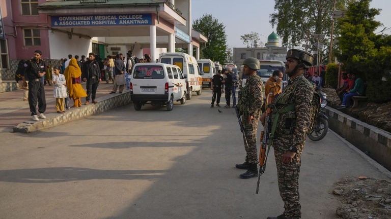 インド北部での観光客への銃撃発生を受け、負傷者が運ばれた病院を警備する治安要員/Dar Yasin/AP