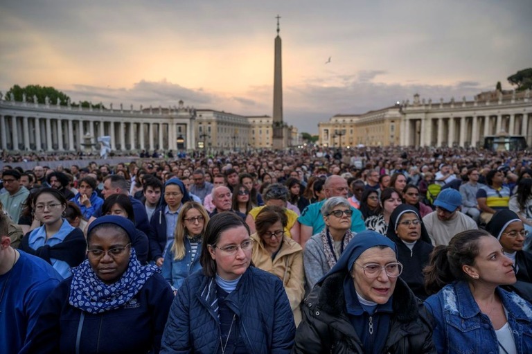 死去した教皇に祈りを捧げるため、サンピエトロ広場に集まった人々/Antonio Masiello/Getty Images