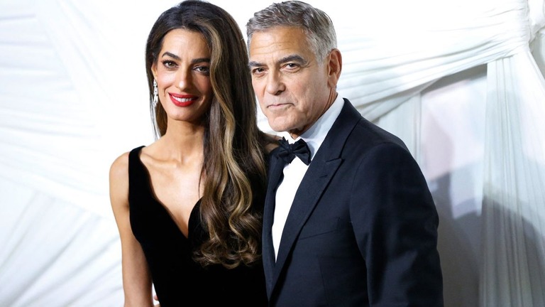 ジョージ・クルーニーさんとアマル・クルーニーさん＝２０２４年/John Lamparski/AFP/Getty Images